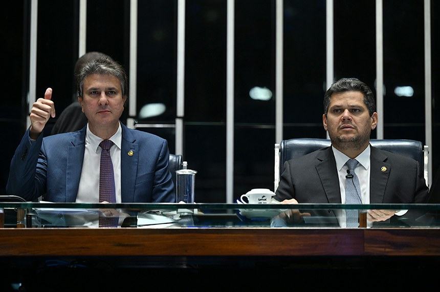 Camilo Santana e Davi Alcolumbre na Mesa do Senado durante sessão.