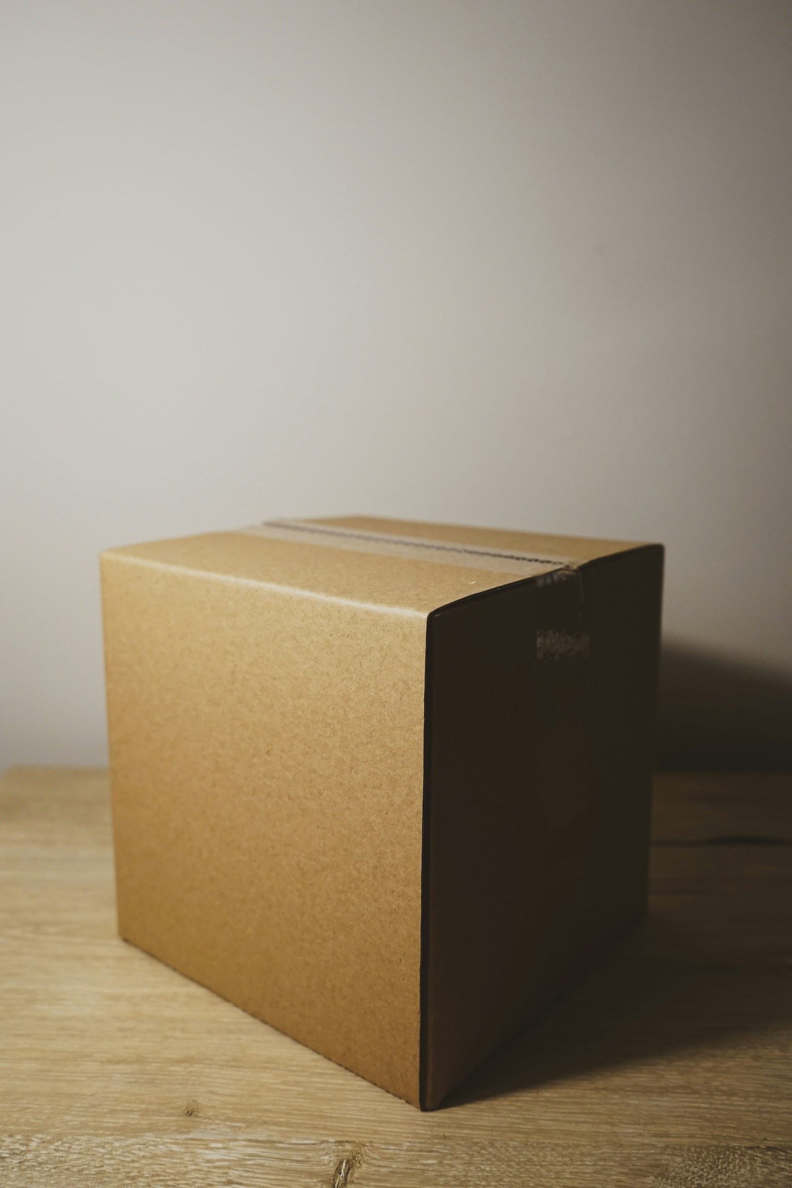 Caixa de papelão para encomendas sobre uma mesa.