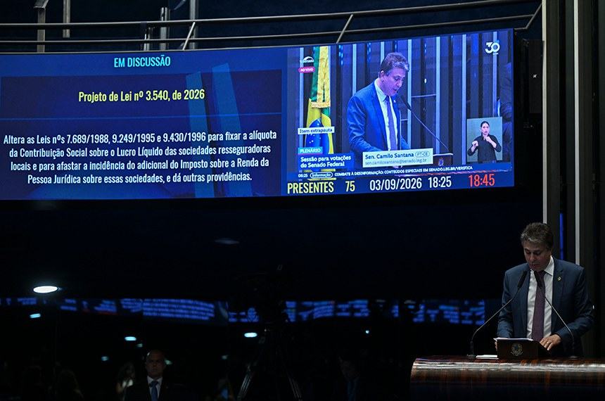 Plenário do Senado com painel referente à proposta sobre resseguradoras.